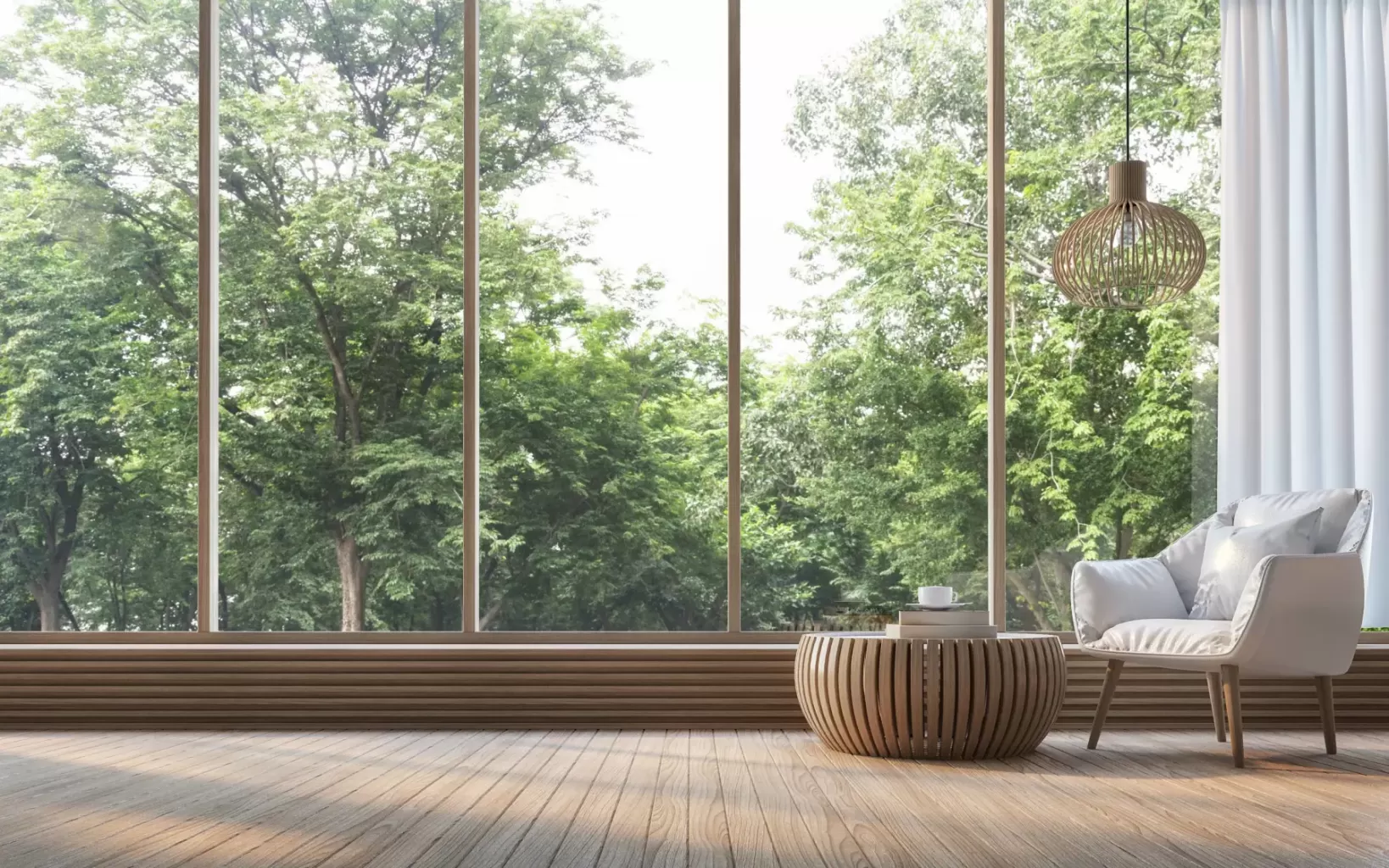 Phòng khách hiện đại với cửa sổ kính lớn nhìn ra khu vườn, bao gồm ghế tựa, bàn tròn, đèn treo và rèm cửa.